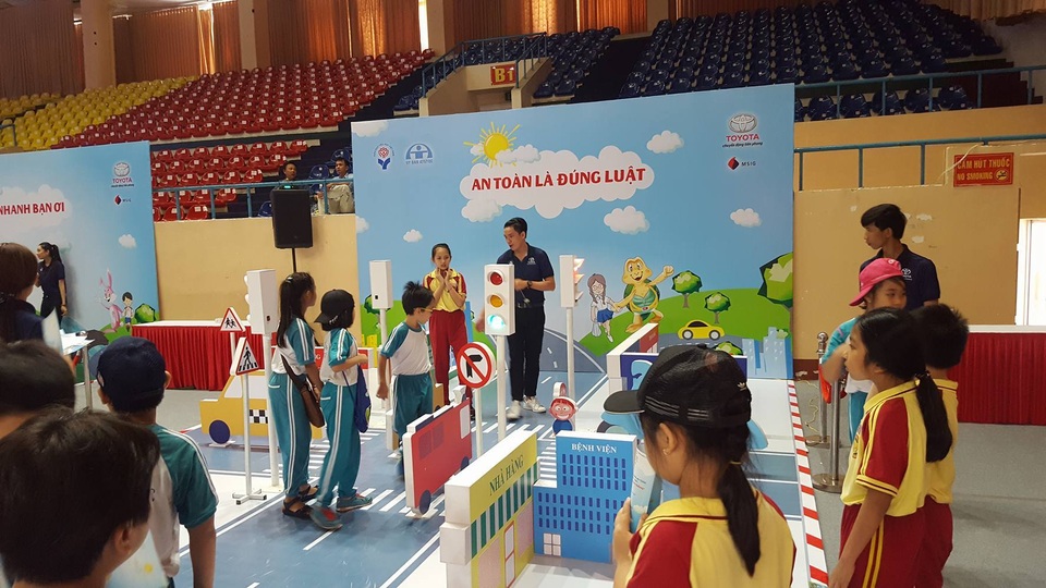 Thầy trò cùng “chơi mà học” về An toàn Giao thông - 3
Trò chơi an toàn là đúng luật