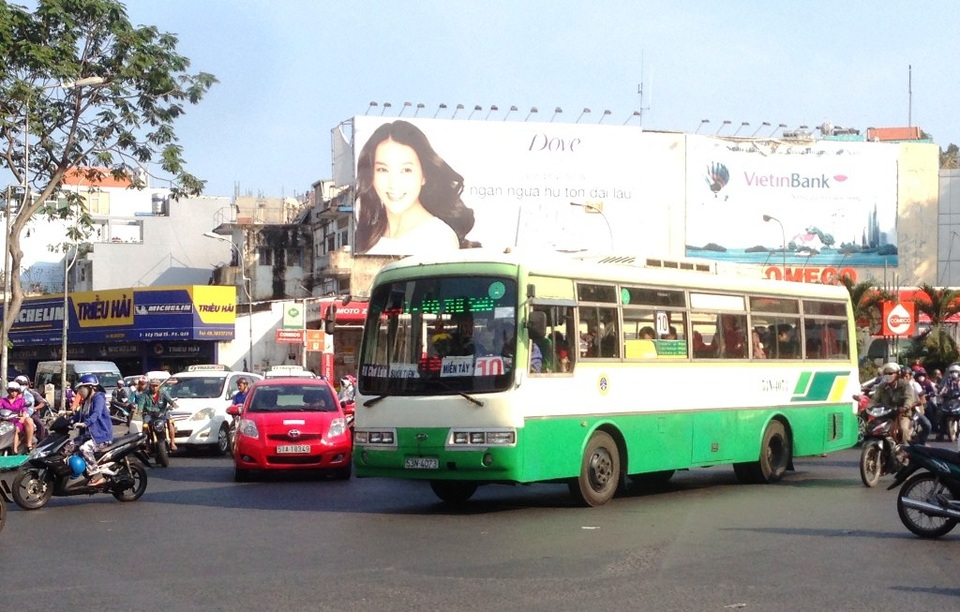 Để làm rõ vấn đề chung tiền tại bến xe buýt, nhiều cán bộ trung tâm điều hành xe buýt bị đình chỉ (ảnh minh họa)