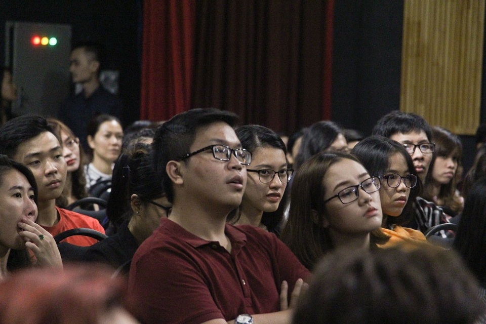 Chúng ta đang cư xử với nhau bằng sự lăng nhục, thô lỗ? - 3 Rất nhiều trẻ là học sinh, sinh viên, giới trí thức đến dự buổi nói chuyện mang nỗi niềm trước sự ác nghiệt của mạng xã hội