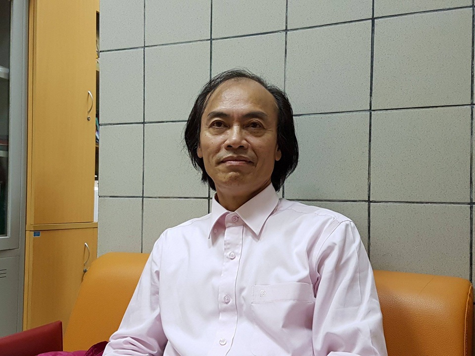 PGS.TS Nguyễn Tiến Dũng hướng dẫn cha mẹ cần vệ sinh nhà cửa, giữ phòng ốc khô thoáng để phòng bệnh cho trẻ. Ảnh: H.Hải