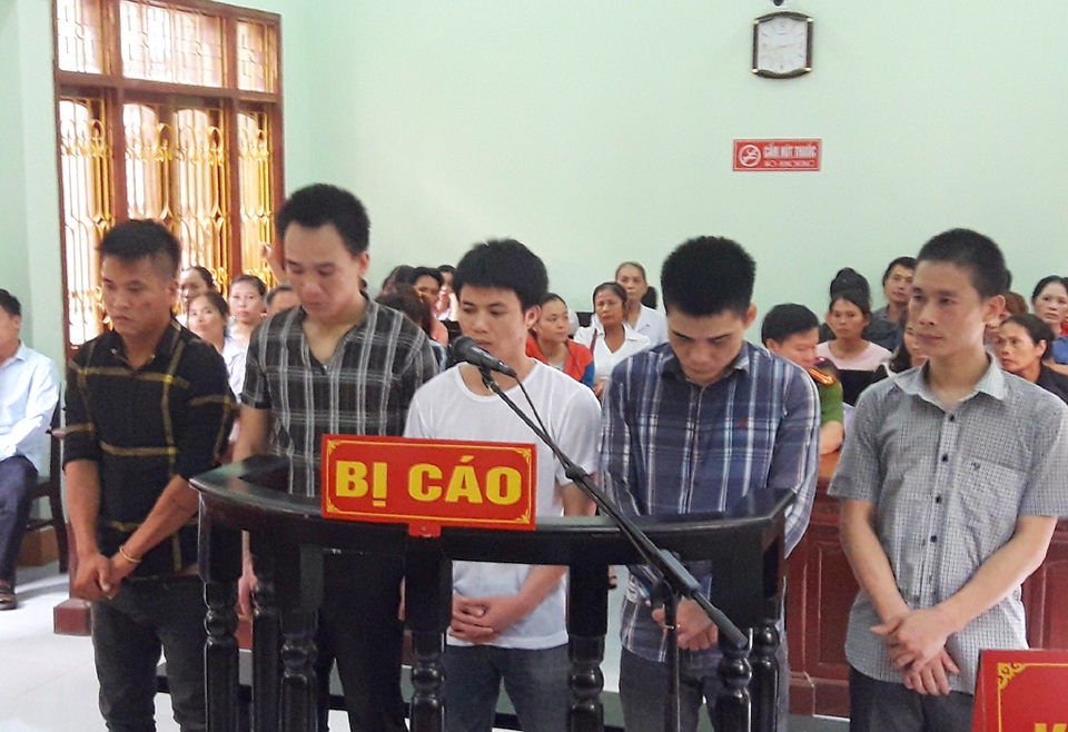 Các bị cáo tại phiên tòa (bị cáo Minh thứ 2 từ phải sang)