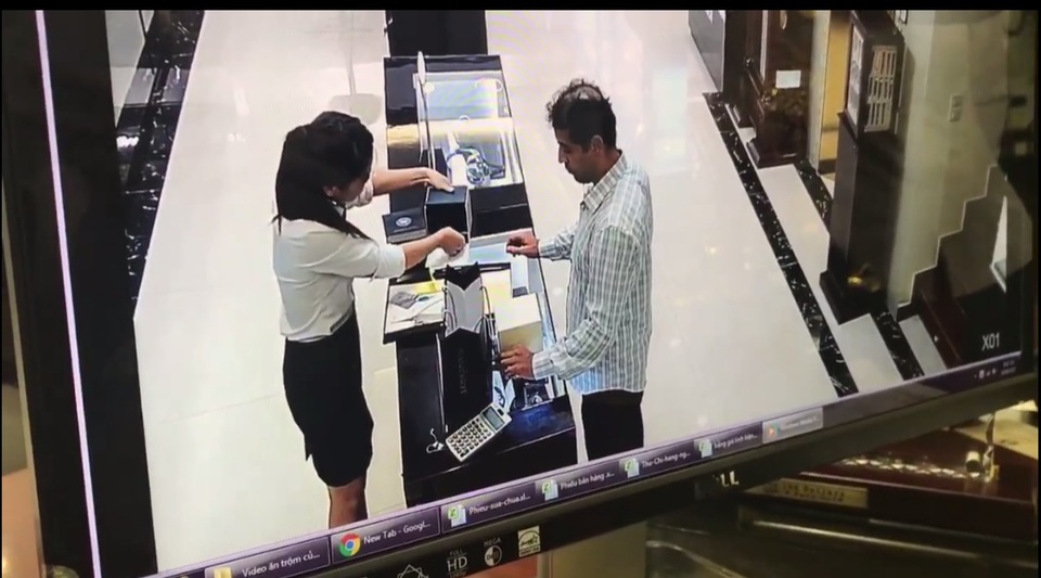 Hai khách nước ngoài vờ mua hàng rồi trộm đồng hồ vàng hơn 200 triệu đồng - 2
Lợi dụng sự sơ hở của nhân viên, đối tượng đã nhanh tay lấy đồng hồ cho vào túi quần (ảnh chụp lại từ Clip)