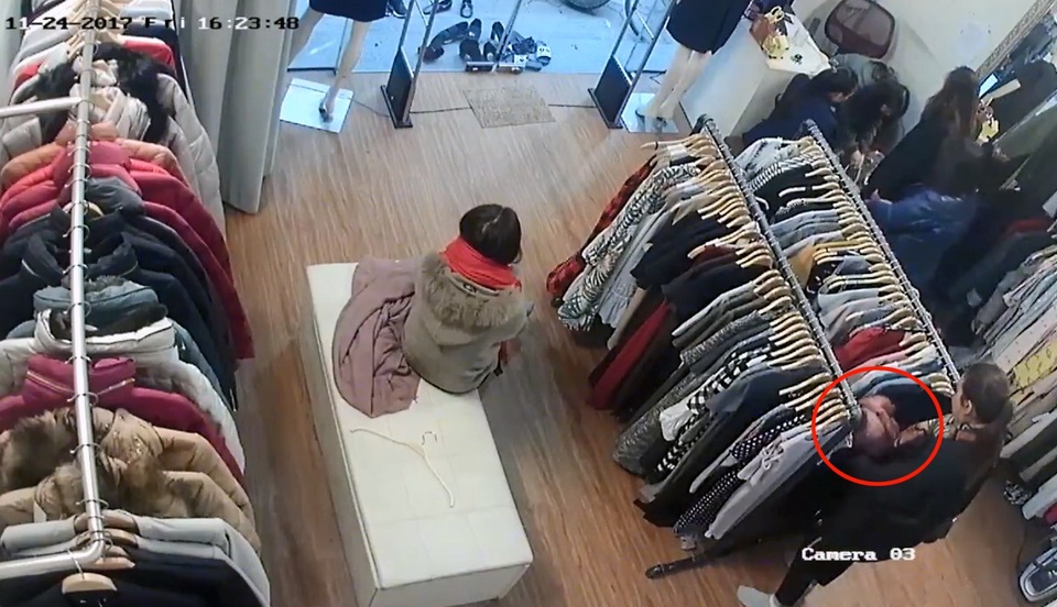 Chiếc áo phao lông vũ được vo tròn. (Ảnh cắt từ clip)