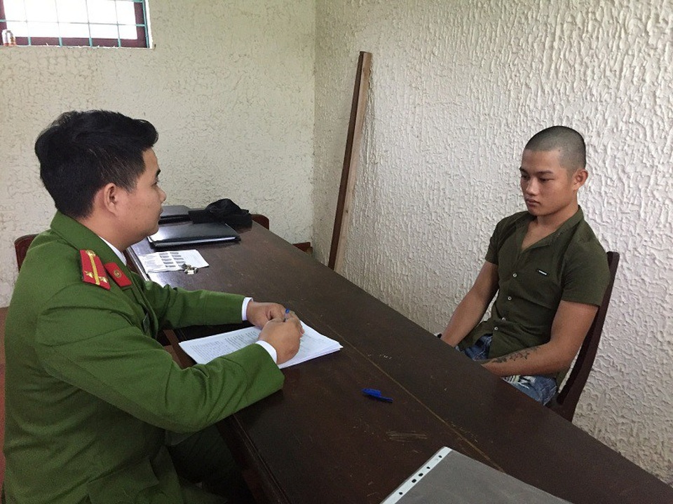 Lẻn vào trộm đồ rồi đốt luôn cửa hàng - 1 Đoàn Hữu Thắng tại cơ quan điều tra. (Ảnh T.T)