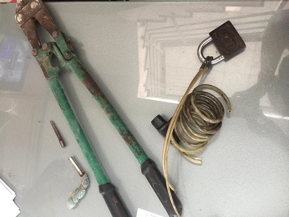 Băng trộm đồng tính tụ họp ở công viên Gia Định - 5 kiềm cộng lực và dụng cụ phá khoá công an thu giữ