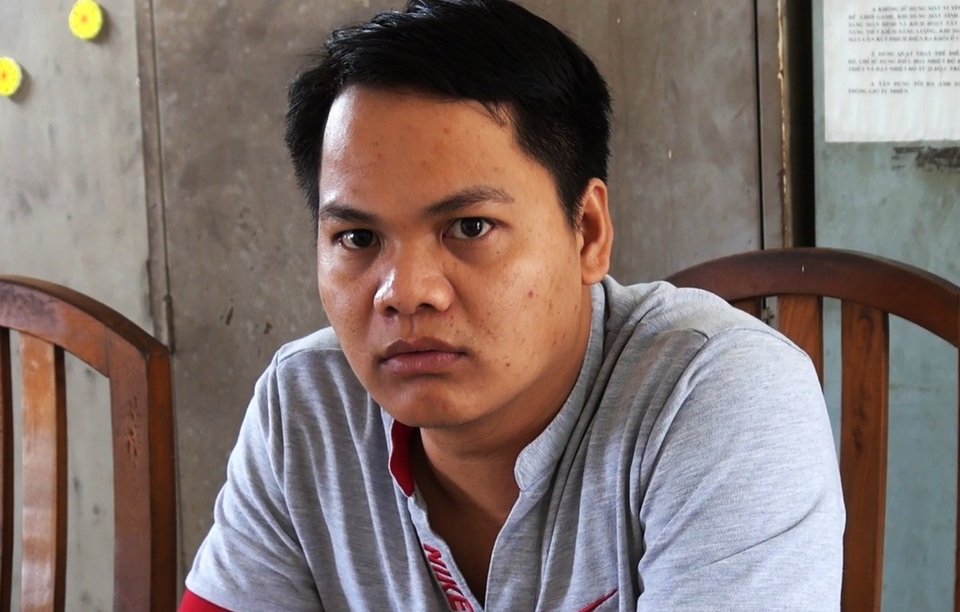 Bắt nghi can bị truy nã trong đường dây tiêu thụ xe máy trộm cắp liên tỉnh - 1
Hoàng Minh Chung tại cơ quan điều tra sau khi Công an TP Nha Trang vận động ra đầu thú