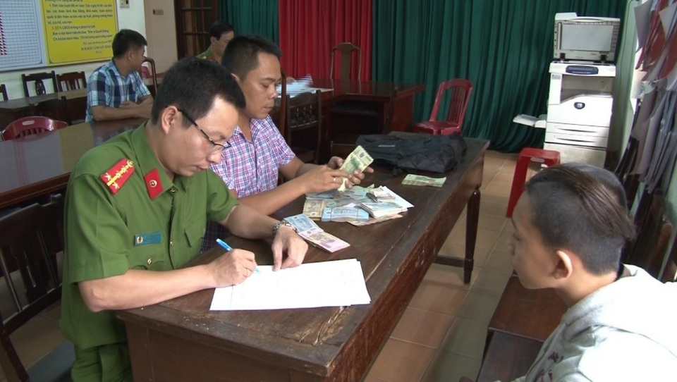 Đến tu học tại chùa rồi thừa cơ trộm hơn 100 triệu - 1
Công an đang lấy lời khai với nghi phạm Nguyễn Viết Trung