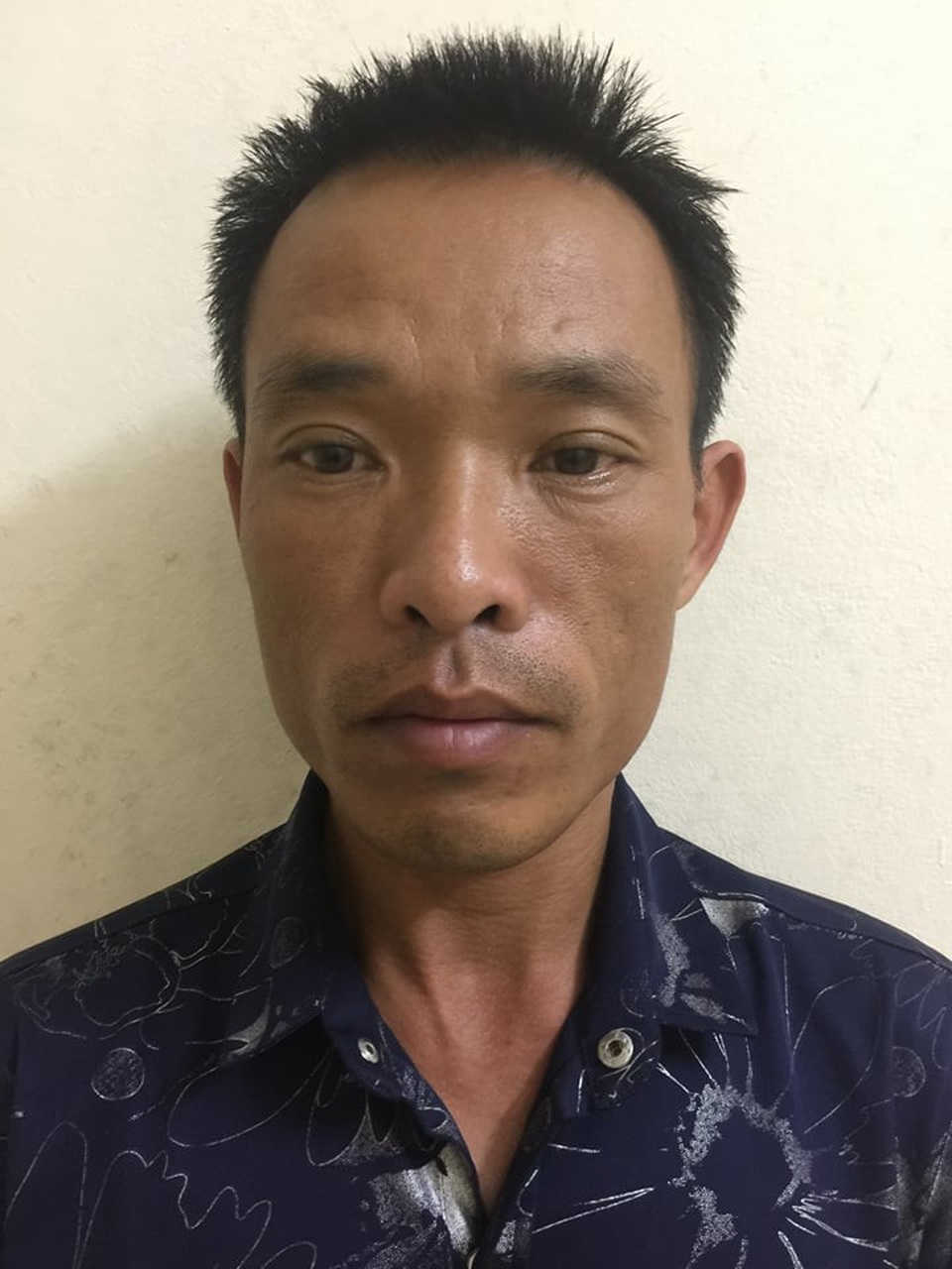 Bắt đối tượng trộm hài cốt rồi đòi 2,5 tỉ đồng tiền chuộc - 2
Đối tượng tại cơ quan công an (ảnh Đ.P))