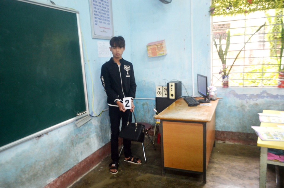 Vờ hỏi thăm người quen rồi lẻn vào trường trộm đồ giáo viên - 2 Hiếu đóng lại cảnh trộm cắp tài sản của các giáo viên