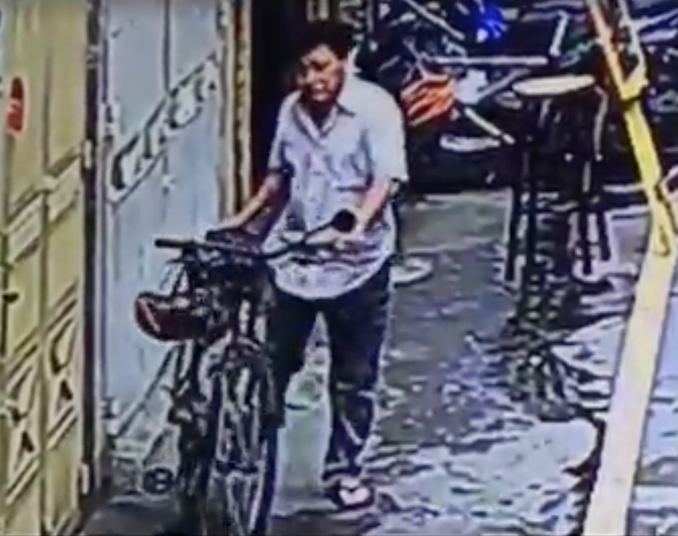 Hình ảnh đối tượng Việt ra tay trộm chiếc xe đạp và bị camera an ninh ghi lại