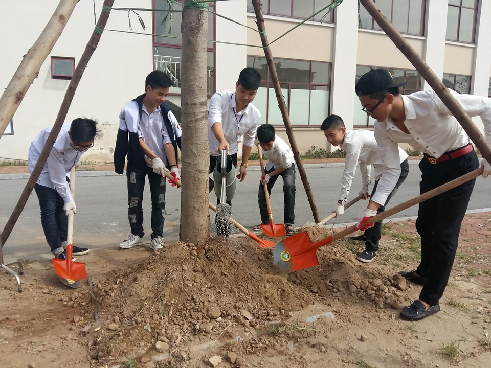 Trồng cây là cách thực hiện ý thức làm việc chuyên nghiệp - 2 
Giáo viên và học sinh Trường CĐ Nghề Việt Nam - Hàn Quốc tự tay trồng cây.