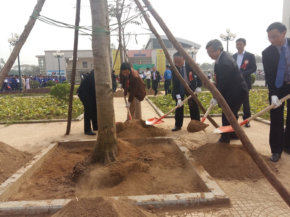 Trồng cây là cách thực hiện ý thức làm việc chuyên nghiệp - 1 
Đại diện Bộ LĐ-TB&XH, Sở LĐ-TB&XH Hà Nội trồng cây phát động phong trào trồng cây trong ngành.