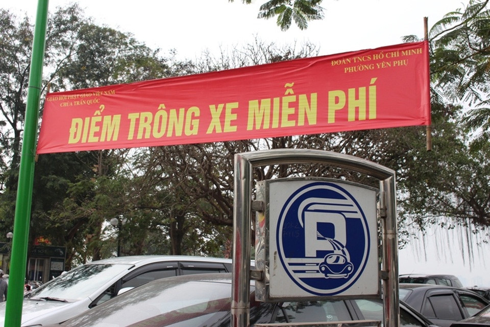 Dịch vụ trông giữ xe tha hồ “hét giá” ngày đầu sau kỳ nghỉ Tết - 2 Tấm biển Điểm trông giữ xe miễn phí chưa được tháo xuống đã gây nên sự nhầm lẫn cho nhiều người.