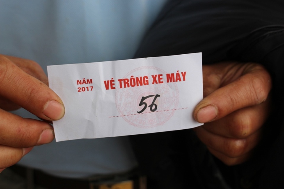 Dịch vụ trông giữ xe tha hồ “hét giá” ngày đầu sau kỳ nghỉ Tết - 3 Vé xe tại điểm trông xe tự phát ở chùa Trấn Quốc.