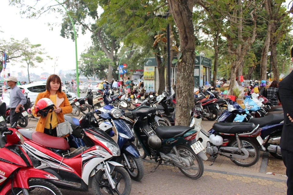 Dịch vụ trông giữ xe tha hồ “hét giá” ngày đầu sau kỳ nghỉ Tết - 1 Các điểm giữ xe nằm sát kề nhau, ngăn cách bởi sợi dây thừng.