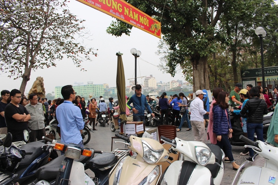 Dịch vụ trông giữ xe tha hồ “hét giá” ngày đầu sau kỳ nghỉ Tết - 4 Các điểm giữ xe luôn chật kín phương tiện.