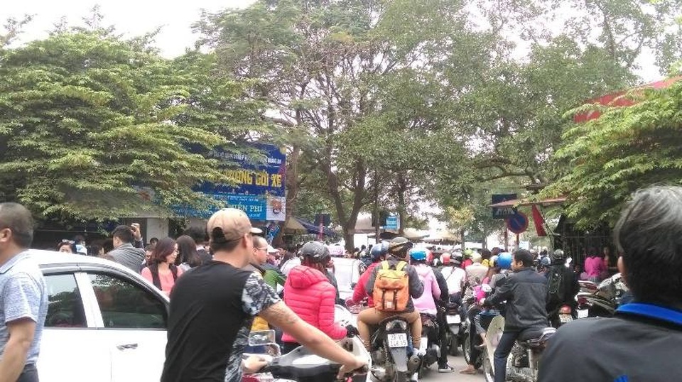Dịch vụ trông giữ xe tha hồ “hét giá” ngày đầu sau kỳ nghỉ Tết - 5 Ùn tắc trước điểm gửi xe miễn phí ở phủ Tây Hồ.