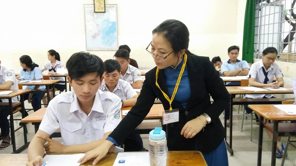 Sáng nay, hơn 866.000 thí sinh làm bài thi môn Ngữ Văn - 1
Thí sinh chuẩn bị thi môn Ngữ Văn tại điểm thi Trường THPT Hiệp Bình, TPHCM. (Ảnh: Hoài Nam)