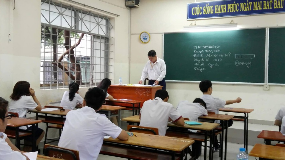 Sáng nay, hơn 866.000 thí sinh làm bài thi môn Ngữ Văn - 2 Thí sinh chuẩn bị thi môn Ngữ Văn tại điểm thi Trường THPT Hiệp Bình, TPHCM. (Ảnh: Hoài Nam)