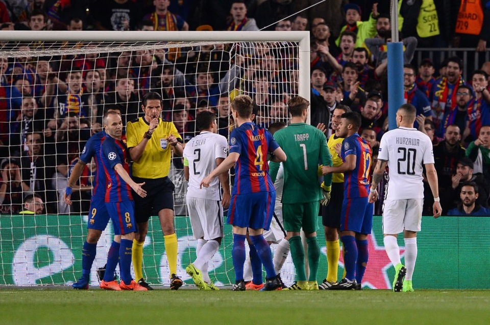 Rất nhiều ý kiến phản đối trọng tài và yêu cầu đá lại trận đấu giữa Barcelona và PSG