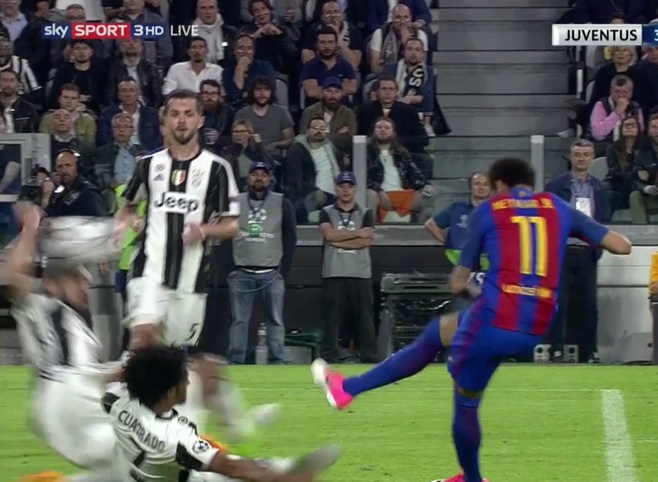 Trọng tài sai lầm nghiêm trọng ở cả 4 trận tứ kết Champions League - 4 Bóng đã chạm tay Chiellini sau pha dứt điểm của Neymar