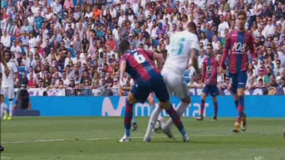 Tình huống trọng tài Alejandro Hernandez Hernandez từ chối phạt đền cho Real Madrid trong trận đấu với Levante