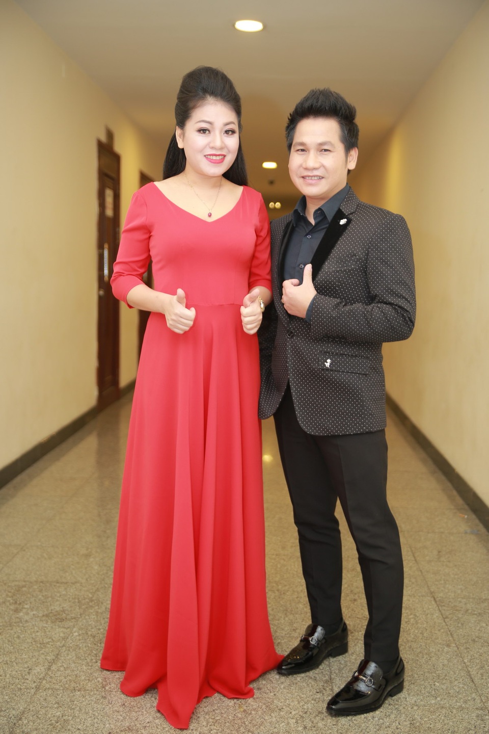 MC Thảo Vân bất ngờ diện đồ bà ba sặc sỡ, khoe giọng hát “ngọt lịm” - 15 Ca sỹ Anh Thơ tối qua cũng thay đến 3 bộ đồ khi lên sân khấu hát cùng Hồ Quang 8 và Trọng Tấn.