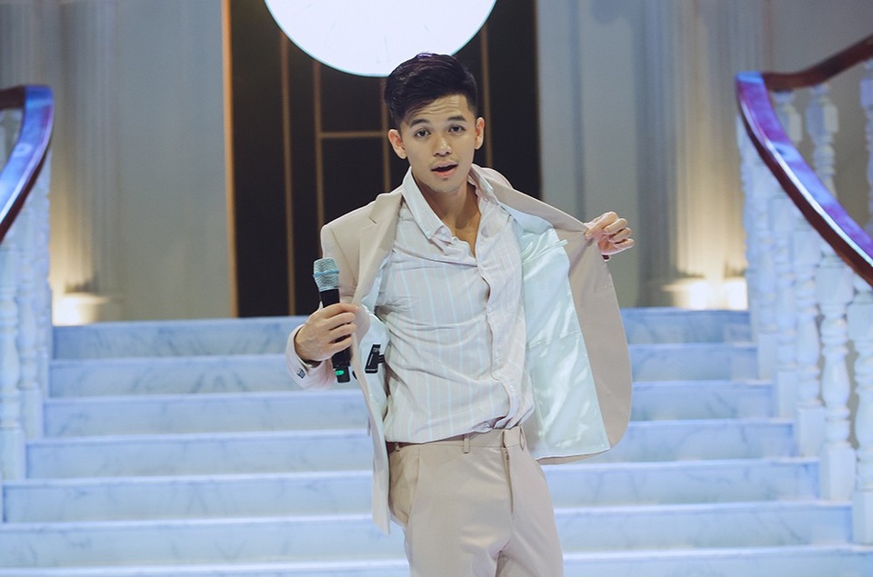 Trấn Thành kịch liệt “hăm dọa”, phản đối khi Trọng Hiếu Idol tâm sự ước mơ “sốc” - 1 Quán quân Vietnam Idol 2015 Trọng Hiếu cởi mở và hoạt ngôn.