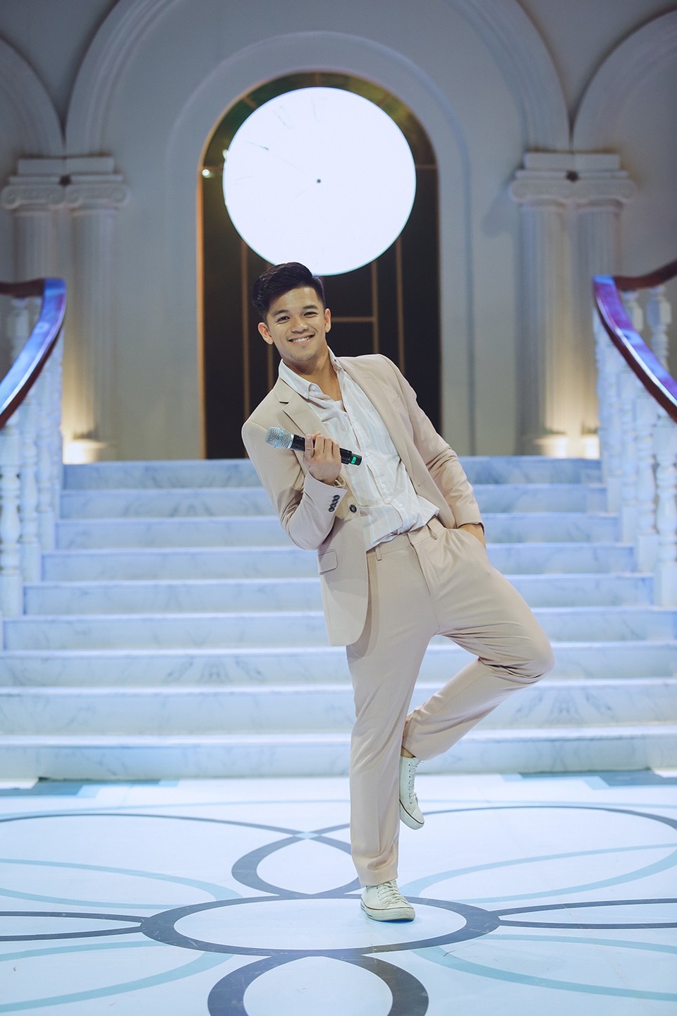 Trấn Thành kịch liệt “hăm dọa”, phản đối khi Trọng Hiếu Idol tâm sự ước mơ “sốc” - 4 Trọng Hiếu bối rối và phân bua rằng, có lẽ một thời gian quá lâu không nói tiếng Latin nên... không thể phiên dịch được.