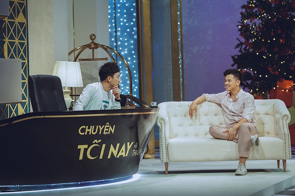 Quán quân Vietnam’s Idol: 16 tuổi bất đồng với bố mẹ chuyện... lấy vợ - 1 Nam ca sĩ điển trai với phong cách phóng khoáng trong âm nhạc đã có những chia sẻ chân thành, thật thà về cuộc đời và sự nghiệp tại talkshow “Chuyện tối nay với Thành”.