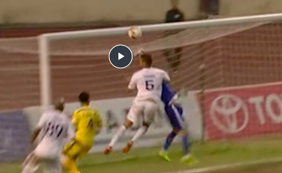 Trọng tài V-League: Khó chấn chỉnh vì năng lực có hạn? - 1 Cứ cách 1 vòng đấu là công tác trọng tài tại V-League lại vấp phải sự cố lớn (ảnh cắt từ clip trận SL Nghệ An - Quảng Nam)
