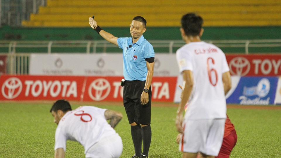 Thua trận derby TPHCM, HLV Đức Thắng bức xúc với trọng tài - 2 ... không hài lòng về trọng tài Ngô Duy Lân (ảnh: Trọng Vũ)