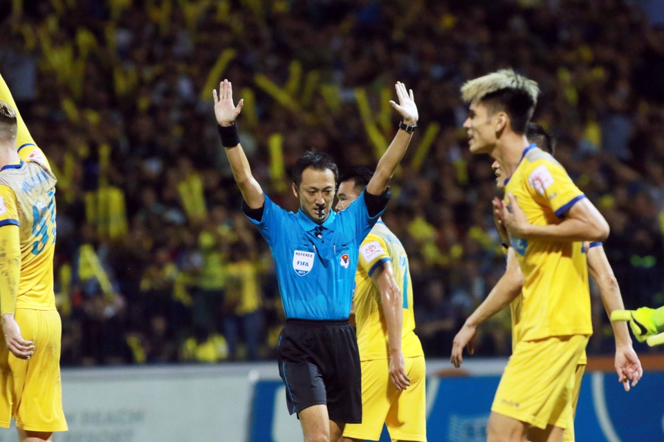 Nếu người thổi quả phạt đền trong trận Thanh Hoá - CLB Hà Nộ ở vòng 21 là trọng tài nội, chứ không phải trọng tài ngoại, có thể tình huống đấy đã bị phản ứng mạnh (ảnh: Gia Hưng)