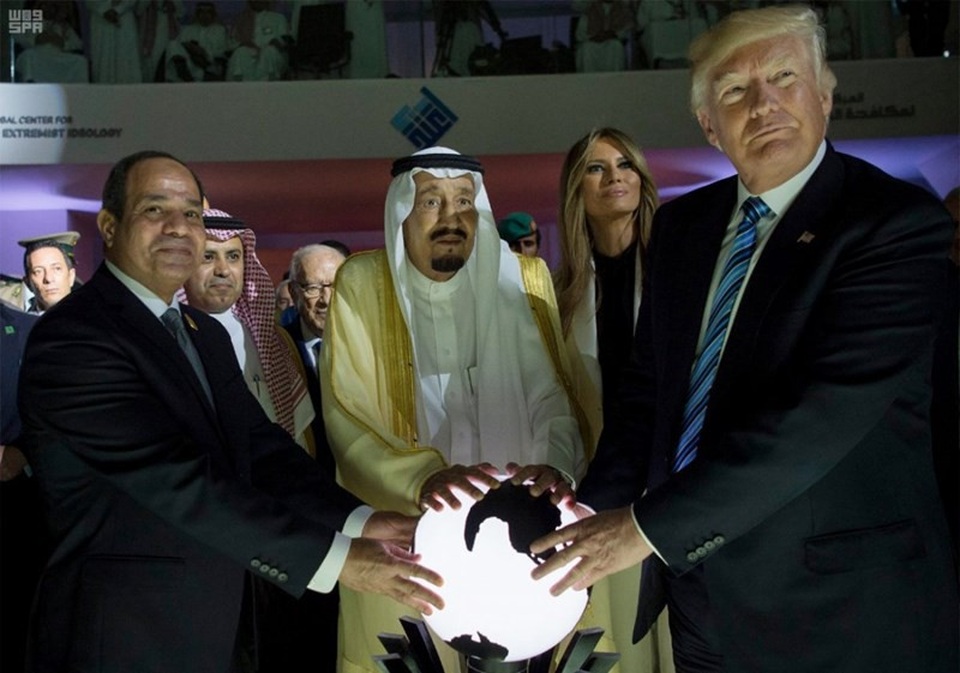 Tổng thống Trump công bố kế hoạch chấn động Trung Đông - 1
Tổng thống Mỹ Donald Trump (ngoài cùng bên phải) - Ảnh: EPA
