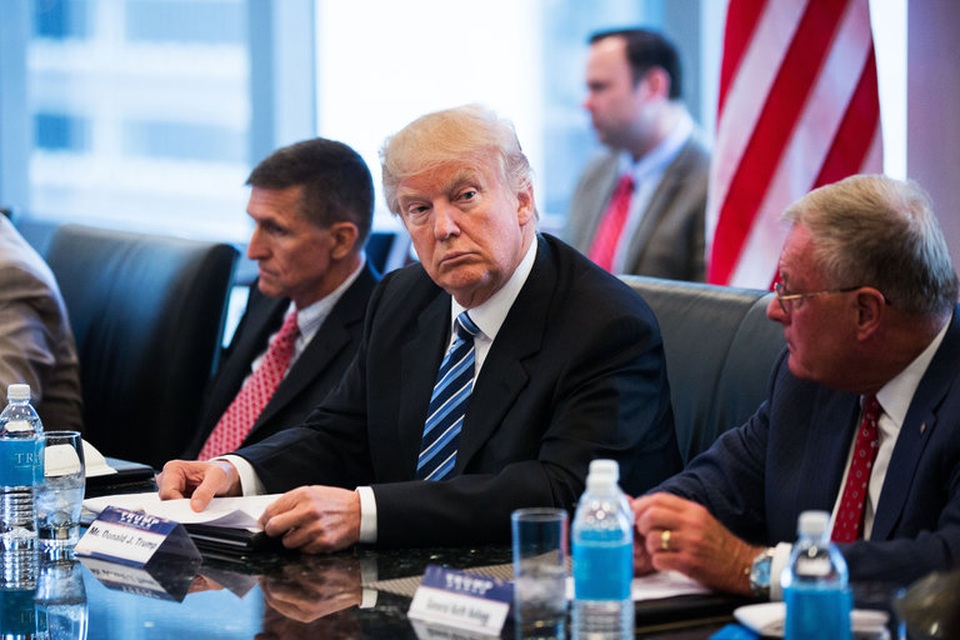 Ông Trump dồn sức để vớt vát sắc lệnh hạn chế nhập cư - 1
Tổng thống Mỹ Donald Trump (giữa). Ảnh: New York Times