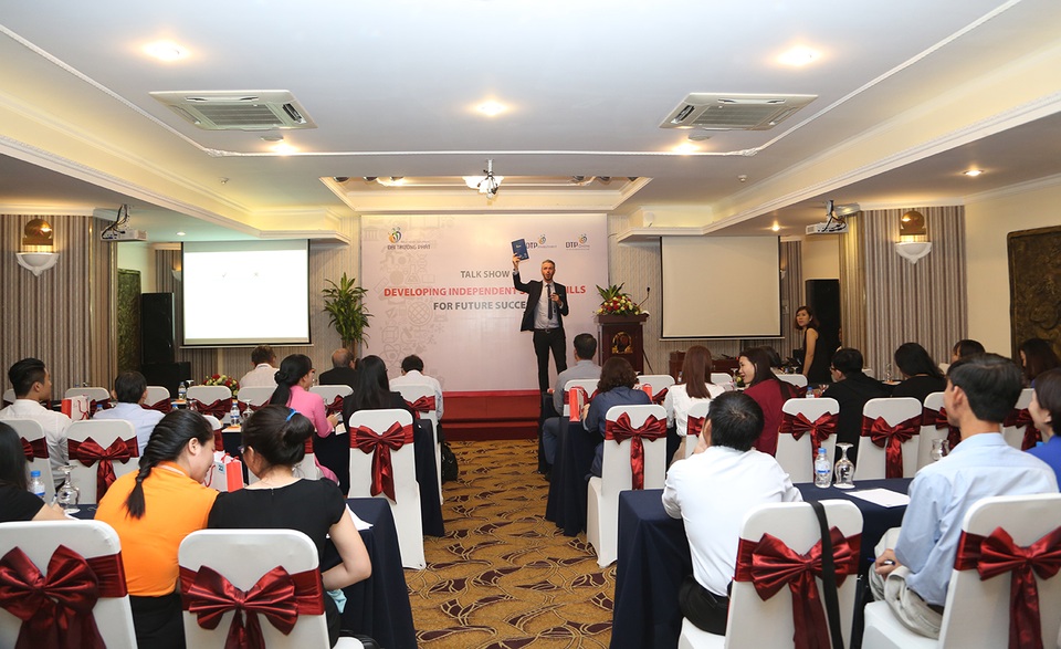 Tự học là chìa khóa thành công tốt nhất trong học tiếng Anh - 1
Quang cảnh buổi tọa đàm