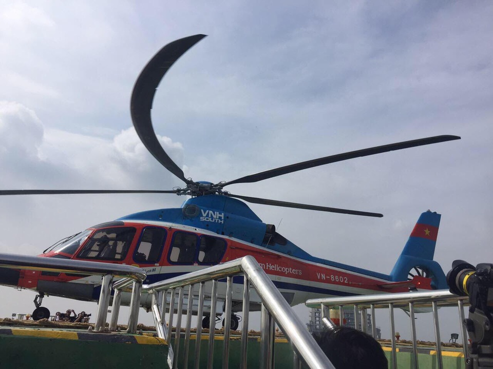 Bay kiểm tra bãi đỗ trực thăng trên nóc tòa nhà 39 tầng ở Sài Gòn - 1
Chuyến bay kiểm tra được thực hiện trên nóc tòa nhà cao 39 tầng tại TPHCM