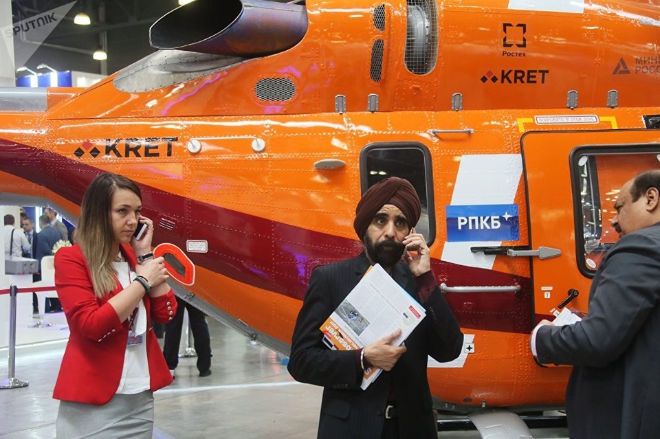 
Các du khách đứng trước một trực thăng hạng nhẹ Ansat của Nga
