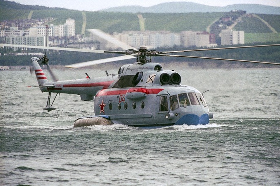 Cận cảnh thế hệ trực thăng Mil huyền thoại của Nga - 5 Mi-14 là mẫu trực thăng săn ngầm có khả năng mang theo vũ khí hạt nhân tiêu diệt tàu ngầm đối phương. Mi-14 được phát triển trên cơ sở mẫu trực thăng săn ngầm Mi-8 nổi tiếng của Hải quân Liên Xô. Năm 1996, tất cả các trực thăng Mi-14 đều bị “đắp chiếu” theo thỏa thuận ký kết giữa Nga và Mỹ về việc cắt giảm vũ khí hạt nhân và thông thường sau Chiến tranh Lạnh. Tuy nhiên, năm 2016, Nga tuyên bố lên kế hoạch tái sản xuất loại trực thăng này.