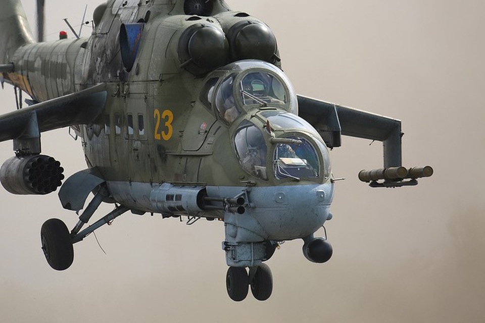 Cận cảnh thế hệ trực thăng Mil huyền thoại của Nga - 6 Trực thăng tấn công Mi-24 bắt đầu được Không quân Liên Xô sử dụng từ năm 1972 và đã có hơn 45 nước từng vận hành loại trực thăng này. Các phi công Liên Xô gọi Mi-24 là “xe tăng bay” vì khả năng vận chuyển linh hoạt kết hợp với hỏa lực mạnh để hỗ trợ cho lực lượng bộ binh dưới mặt đất. Mi-24 có thể mang theo bom, tên lửa, rocket và súng để tiêu diệt các mục tiêu như xe bọc thép, lính bộ hay công sự của đối phương.