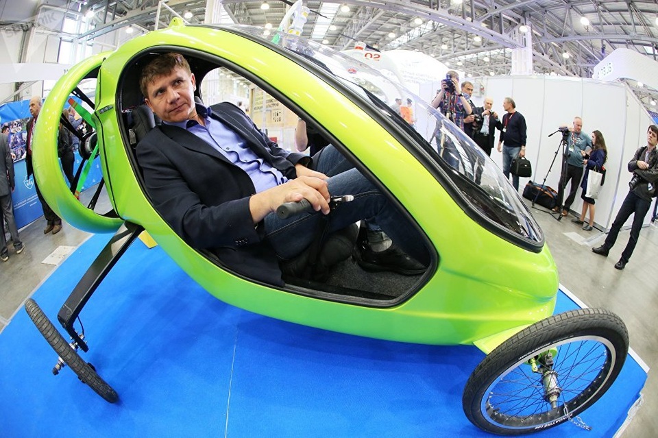 
Ông Alexander Begak - nhà phát minh Nga và là người thiết kế máy bay - ngồi trong một chiếc xe bay do chính ông thiết kế
