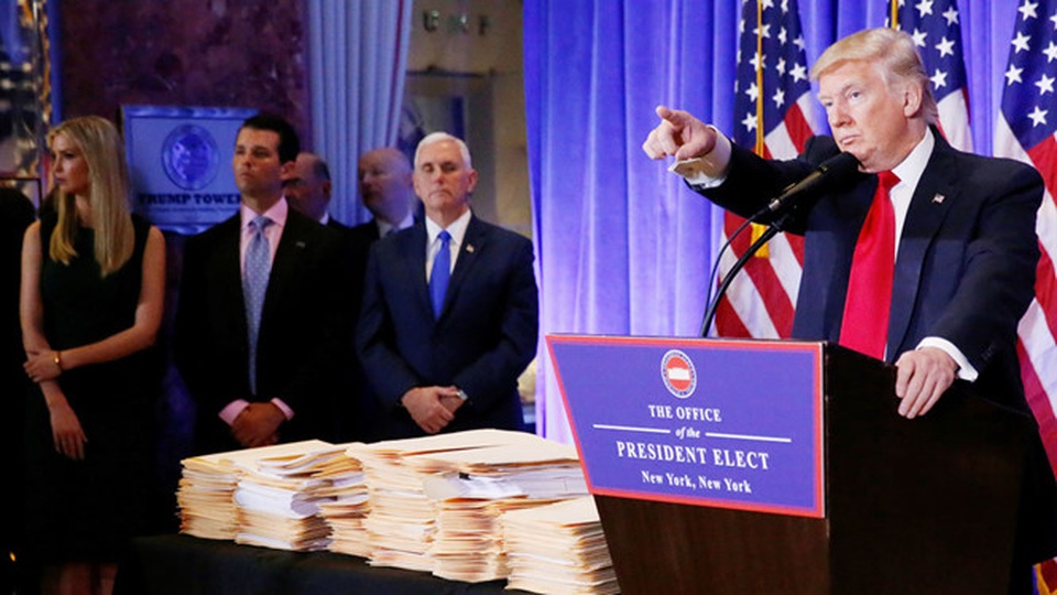 Câu chuyện sau hồ sơ tuyệt mật cáo buộc ông Trump có quan hệ ngầm với Nga? - 1
Ông Trump giận dữ chỉ trích thông tin tình báo cáo buộc giữa ông và Nga có sự dàn xếp thông tin. (Ảnh: Reuters)