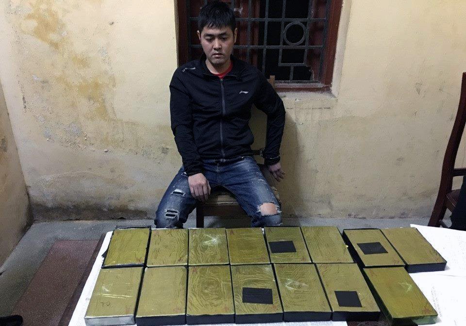 Hà Nội: Trùm ma túy trong đường dây hơn 1.000 bánh heroin bỏ xe chạy trốn - 1 Lưu Thái Anh cùng tang vật vụ án. (Ảnh: CQĐT cung cấp)