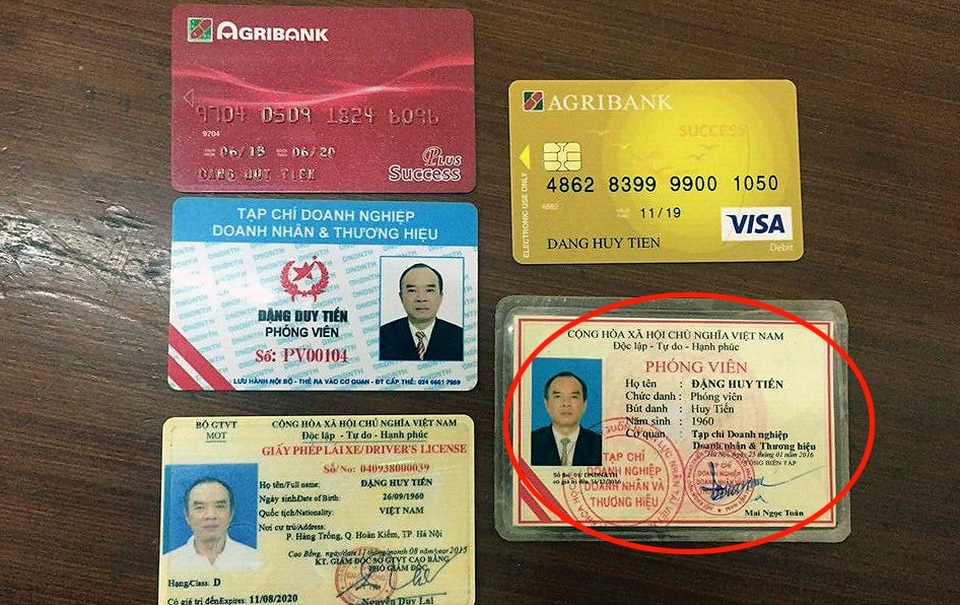 Sở thích sưu tầm đồ chơi tình dục của “ông trùm” ma túy trốn nã - 3 Cảnh sát thu giữ cả Thẻ phóng viên giả trong người Tiến.