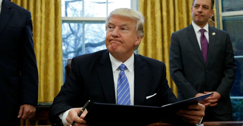 
Ngày 23/1, ông Trump đã ký ra lệnh khôi phục Chính sách Mexico City, cấm cung cấp kinh phí chính phủ cho các tổ chức phi chính phủ nước ngoài ủng hộ hoặc hỗ trợ quyền phá thai của phụ nữ. Chính sách Mexico City có hiệu lực từ thời cựu tổng thống Ronald Reagan nhưng bị ông Obama ngưng thi hành từ năm 2009.
