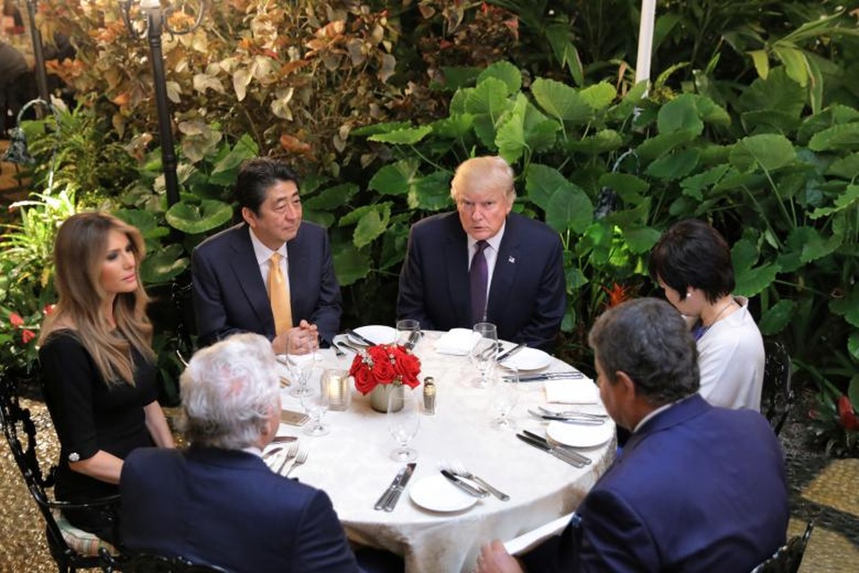 Dấu ấn 100 ngày đầu tại nhiệm của Tổng thống Donald Trump (2) - 1 Tổng thống Donald Trump và Đệ nhất phu nhân Melania Trump ăn tối cùng Thủ tướng Nhật Bản Shinzo Abe và phu nhân Akie Abe tại khu nghỉ dưỡng Mar-a-Lago của gia đình ông chủ Nhà Trắng ở Palm Beach, bang Florida hồi đầu tháng 2. Đây là chuyến thăm đầu tiên của Thủ tướng Abe tới Mỹ, quốc gia đồng minh thân cận của Nhật Bản, từ sau khi ông Trump đắc cử tổng thống.
