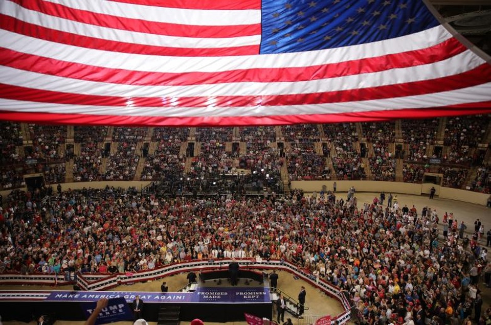 Tổng thống Trump mừng 100 ngày tại vị đầu tiên - 1 Tổng thống Trump đã tổ chức lễ mít tinh kỷ niệm 100 ngày tại nhiệm hôm 29/4 ở Harrisburg, bang Pennsylvania, Mỹ. Rất đông những người ủng hộ mang theo biểu ngữ ủng hộ ông đã có mặt tại sự kiện này.