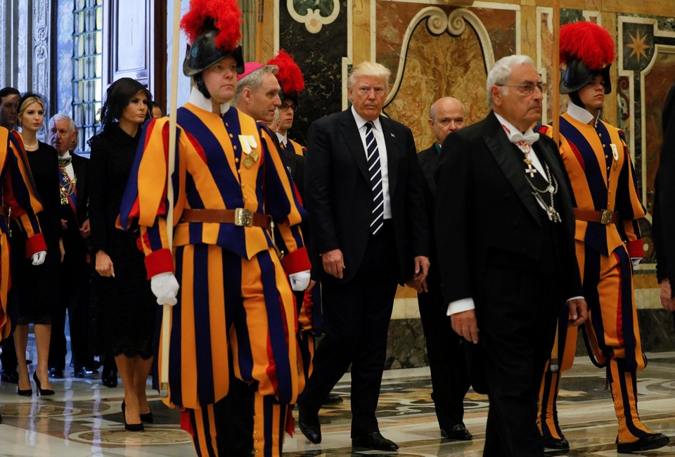 Tổng thống Trump lần đầu gặp Giáo hoàng tại Vatican - 1 Tổng thống Donald Trump sáng nay 24/5 đã có cuộc gặp gỡ đầu tiên với Giáo hoàng Francis tại Vatican, điểm dừng chân tiếp theo trong chuyến công du kéo dài 9 ngày của ông chủ Nhà Trắng. Ông chủ Nhà Trắng và phái đoàn Mỹ đã được Tòa thánh Vatican đón tiếp rất trọng thể.