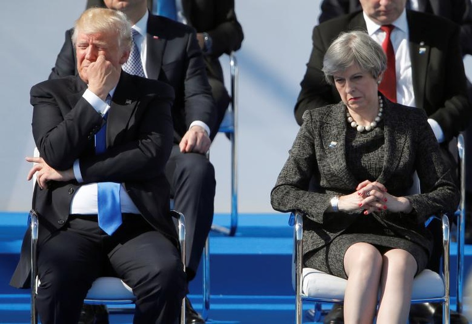 Tổng thống Donald Trump ngồi cạnh Thủ tướng Anh Theresa May trong một sự kiện tại trụ sở của Khối Hiệp ước Bắc Đại Tây Dương (NATO) ở Brussels, Bỉ.