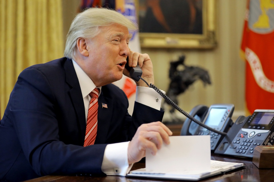 Ông Trump “sốt ruột” khi giữ điện thoại 90 giây để gặp Thủ tướng Ireland - 1 Tổng thống Trump gọi điện chúc mừng tân Thủ tướng Taoiseach Leo Varadkar tại Nhà Trắng (Ảnh: Reuters)